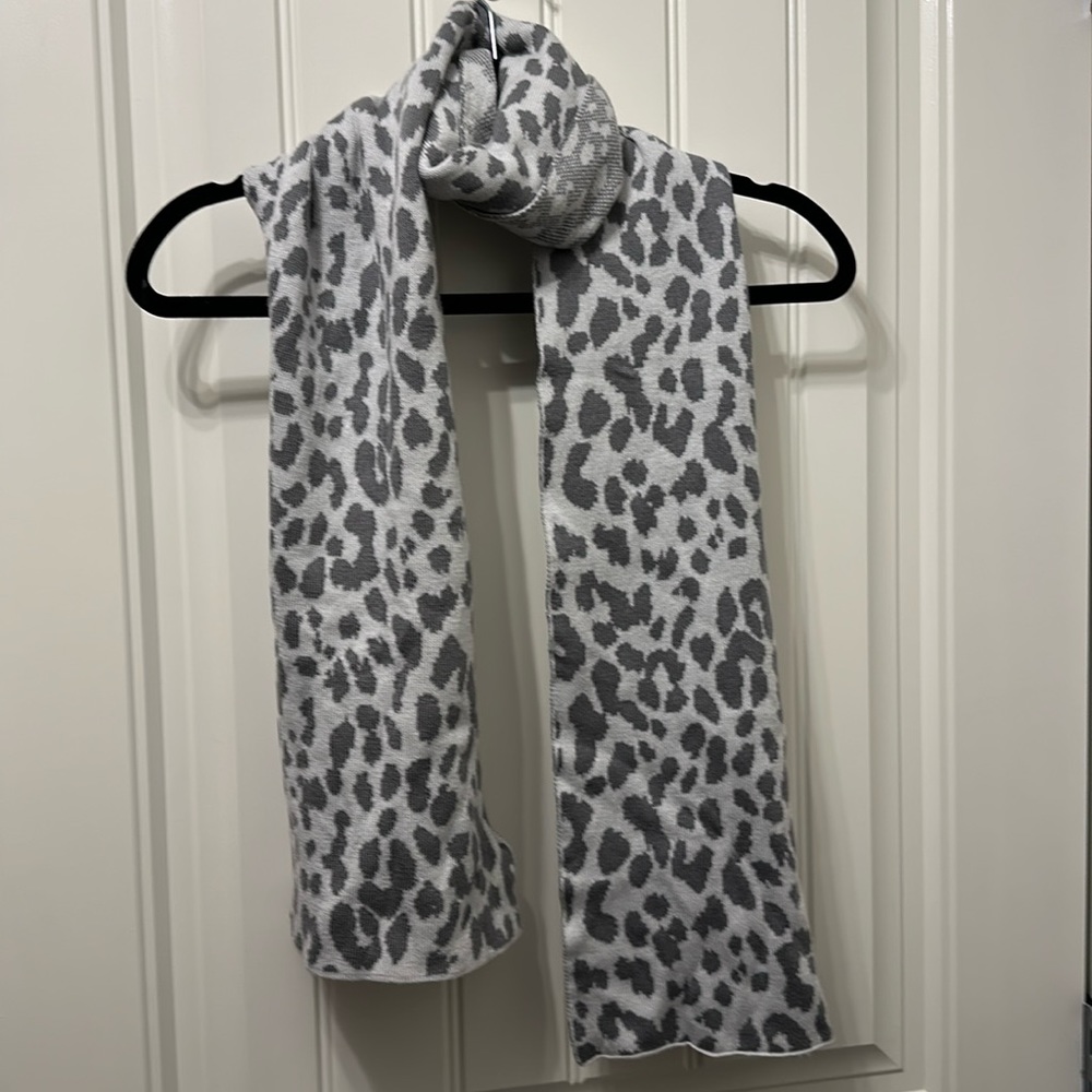 New without tag  Gap scarf polka dot cute gray white